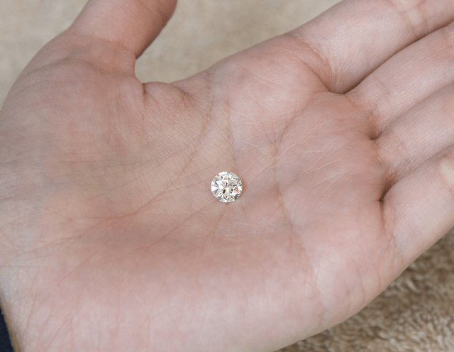 手の上にのせるアルカダイアモンド