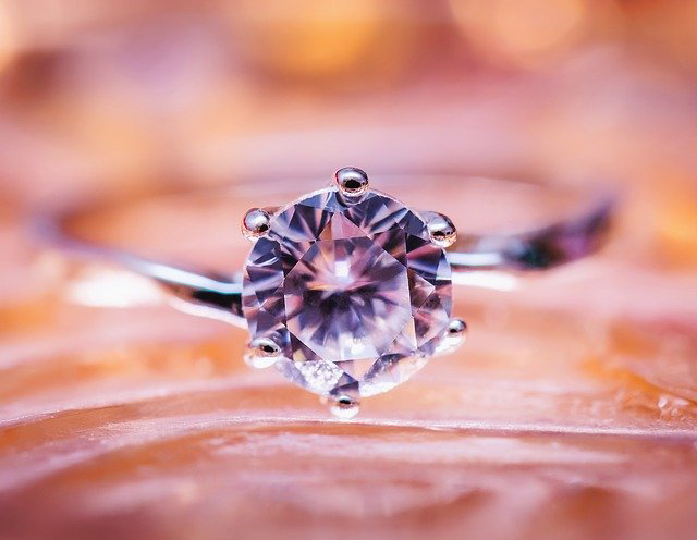 不運や邪悪などから守ってくれるダイヤモンド