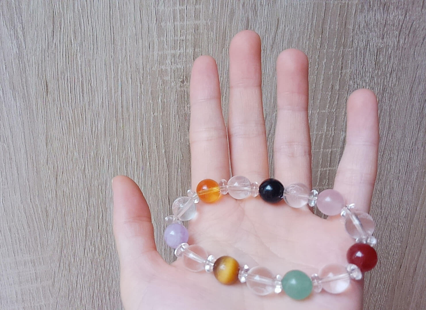 パワーストーンは身に着けたり、話しかけてあげましょう